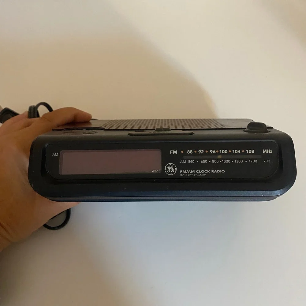 GE 7-4613B FM AM Alarm Clock‎ Radio Digital Display Battery Wood Grain *WORKS*